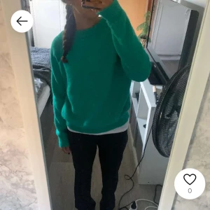 Grön tröja - Grön stickad tröja med rund hals och långa ärmar💚 Från Zara och storlek S💚 Pris kan diskuteras 
