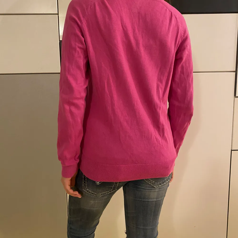 Jätte fin tröja som tyvärr inte kommer till användning. Står medium men passar mig som är s/xs.. Neuletakit & Villapaidat.