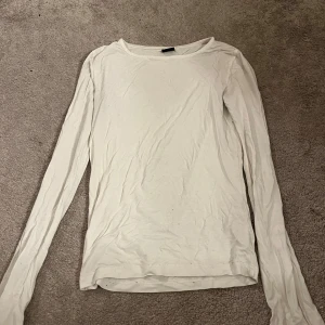 Vit långärmad Gina Tricot - Säljer en vit långärmad från Gina🩷 Den har slits i ärmarna och är inte urringad. Den sitter tajt och är jättefin och bekväm❤️ Dock har den tecken på användning som att den är lite nopprig ifrån andra tjocktröjor och att färgen inte är lika vit längre, annars är den fin 💓