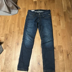 Blå jeans från Replay - Snygga blå jeans från Replay i modellen Anbass. De har en slim fit passform och klassisk femficksdesign. Perfekt skick. Pris kan diskuteras och sänkas.