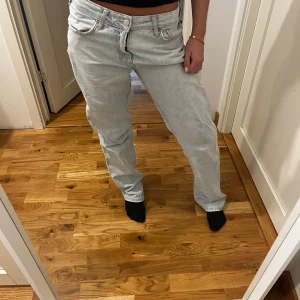 Ljusblå jeans - Säljer dessa jeans i storlek 36 från bil bok 