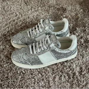 Silvriga Valentino Flycrew  - Säljer nu mina skitsnygga valentino flycrews! Dom är i hyfsat skick då det finns lite tecken på användning men inget som märks av💞 Tryck gärna på köp nu och hör av dig för fler frågor 💞