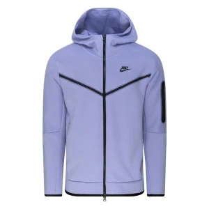 Ljuslila nike tech  - Snygg ljuslila hoodie från Nike med dragkedja och huva. Jackan har en modern design med svarta detaljer och en praktisk ficka på ärmen. Perfekt för en sportig look. Köpt ny för 2400 kr säljer då den är för stor för mig och inte lämnat tillbaka den.