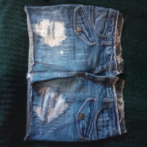 Snygg jeanskjol - Säljer denna supersnygga lågmidjade jeanskjolen då den inte kommer till användning🥰