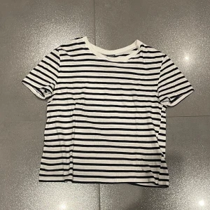 Randig t-shirt - Säljer en randig t-shirt i svart och vit. Kortärmad och i mjukt material. Skriv för mer bilder eller andra frågor :)