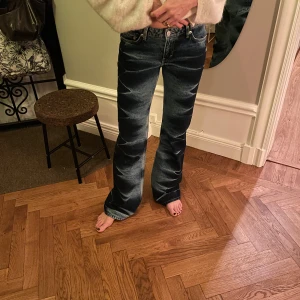 Weekday Nova Low Slim Bootcut Jeans, strl 27 - Snygga Weekday jeans i modellen Nova Low Slim Bootcut. De är mörkblå med en klassisk bootcut-stil och låg midja. Helt oanvända. Nypris 700 sek. 