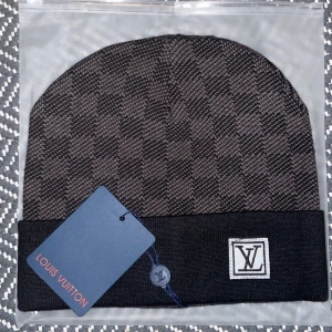 Rutig mössa - Rutigt mössa i grått & svart nästan aldrig använd. Perfekt i vintern för både män och kvinnor. Pris är inte fast så skriv gärna på 💯