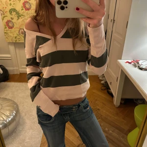 Randig tröja - Säljer en randig tröja i rosa och brun. 