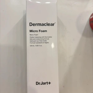 Dermaclear Micro Foam från Dr.Jart+ - Dermaclear Micro Foam är en mild och återfuktande rengöringsskum med fina bubblor. Perfekt för att rengöra huden skonsamt. Innehåller 120 ml.
