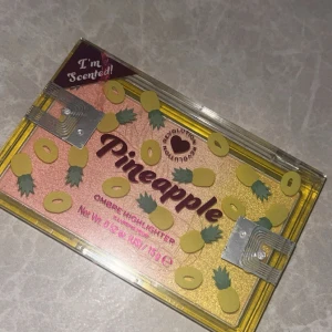 Ombre highlighter  - En oanvänd highlighter. Inte öppnat den eller något. Jättefin och den skiftar i färger. 