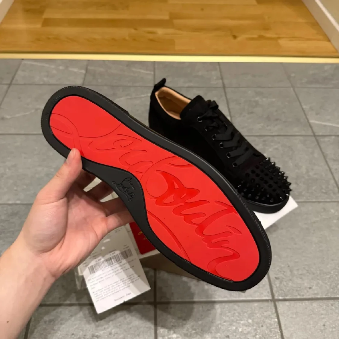 Svarta sneakers med nitar från Louboutin - 92