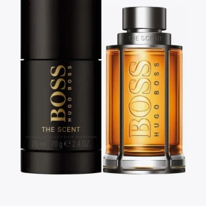 Hugo Boss The Scent & Deoderant - Elegant och maskulin parfym från Hugo Boss, The Scent, med en varm och kryddig doft. Flaskan är stilren med en genomskinlig design och silverdetaljer. Perfekt för den som vill ha en sofistikerad och självsäker doft.