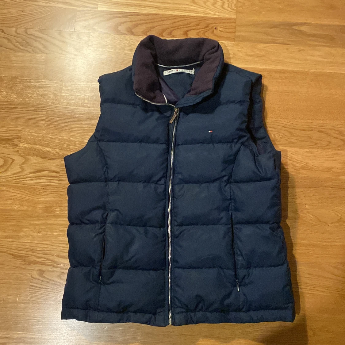 Mörkblå dunväst från Tommy Hilfiger