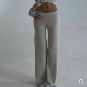 Beige mjukisbyxor - Snygga och bekväma beige mjukisbyxor med låg midja och loose passform. Stickade och väldigt bekväma. Även slutsålda i hemsidan och i butik💕🎀