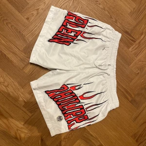 Philipp plein bad shorts - Säljer dessa på grund av att de aldrig kommer till användnig. Använda ytterst få gånger men har ett litet hål som knappt går att se med ögonen ( kolla bild 3). Kvitto finns. Storleken är XL men de har passat bra på mig som bär storlek Medium. Skriv om de finns några frågor!