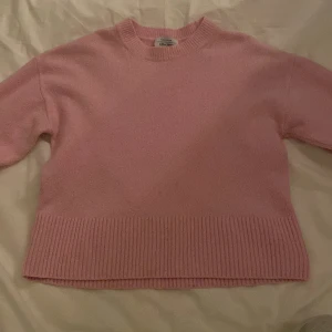 Stickad tröja - Rosa stickad tröja ifrån other stories! Den är i bra skick💕 Kom privat för fler frågor💕💕