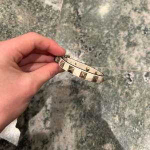 Valentino armband - Valentino armband dekorerat med silverfärgade nitar. Justerbar storlek! Endast armbandet medföljer!
