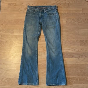 Lågmidjade bootcut Levis jeans - Säljer dessa skitsnygga blå Levis jeans i lowwaist med bootcut!✨Midjemåttet är 41cm rätt över!