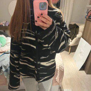 Mönstrad fleece - Säljer min coola fleece jacka från hm i den populära zebra mönstrade färgen. Den har inga defekter. Storleken är L men passar mig som vanligtvis har S. Den är mer som en oversized jacka. 
