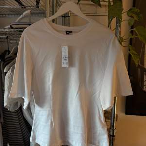 Säljer en vit t-shirt från Gina Tricot i storlek L. Säljer då den tyvärr inte passade på mig. Helt ny 