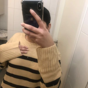 Beige och svart randig stickad tröja - Helt ny och oanvänd. Säljer då den inte sitter som jag vill. Kan byta ut för nåt med💗