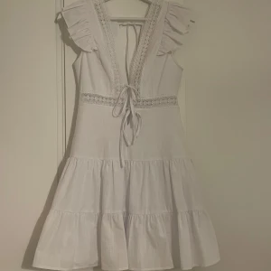 Studentklänning - Helt oanvänd med lappen kvar. Supersöt klänning med knyte både där fram och bak. 