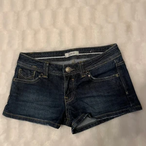 Mörkblå lågmidjade jeansshorts  - Snygga lågmidjade mörkblå jeansshorts från Denim life by pimkie. Skriv ifall du har mer frågor💕