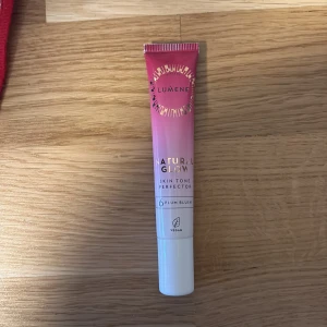  Blush  - Lumene Natural Glow Skin Tone Perfector i nyansen 6 Plum Blush. Denna veganska produkt ger en naturlig lyster och jämnar ut hudtonen. Aldrig använd, säljer pågrund av fel färg.