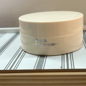 CAIA Bye Bye Sleepy Eye Patches - CAIA Bye Bye Sleepy Eye Patches är designade för alla hudtyper och innehåller hyaluronsyra för återfuktning. Perfekta för att fräscha upp trötta ögon.