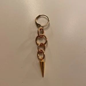 Örhänge🤍 - Superfint örhänge som inte kommer till användning😊