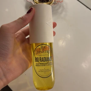 Sol de Janeiro Rio Radiance Perfume Mist - Fräsch och exotisk doft från Sol de Janeiro. Rio Radiance Perfume Mist kommer i en elegant gul flaska med vit kork. Perfekt för att ge en solig och blommig känsla.