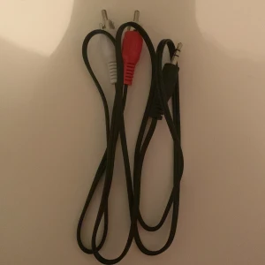 Ljudkabel - Ljudkabel med ett AUX kabelstycke på ena sidan och ett rött och ett vit kabelstycke som man kan koppla i en TV tex