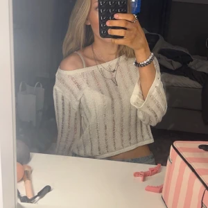 Vit tröja - Säljer min jättefina finstickade tröja som är ifrån H&M, tröjan passar perfekt till sommaren då den är väldigt luftig och ganska genomskinlig skulle jag säga! Jag tycker att den är jättefin att ha som offshoulder men det går såklart att ha utan det💞Säljer då den inte kommer till användning längre🥰