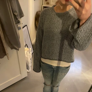Blå stickad tröja från H&M Divided - Säljer en blå stickad tröja från H&M Divided. Tröjan har en avslappnad passform med långa ärmar och en rund halsringning. Perfekt för kyligare dagar💗