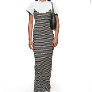 Randig långklänning från LXA - Snygg randig långklänning i svart och vit med en tight passform. Klänningen har en slits baktill och är armlös, från LXA aldrig använd. Prislappen kvar 