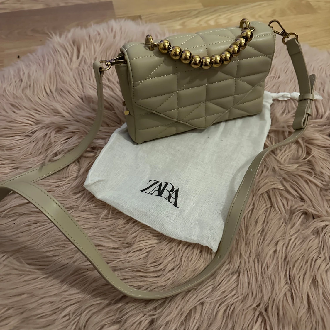 Beige quiltad axelväska från Zara - 92