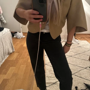 Svart jeans från zara - Svarta jeans från zara i storlek 38