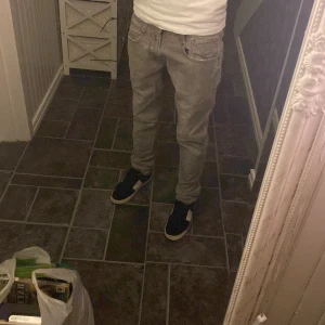 Replay anbass - Snygga grå jeansbyxor med en klassisk femficksdesign och knappgylf. Byxorna har en normal passform och är perfekta för en avslappnad stil. De har en diskret tvättad look som ger dem en cool touch. 