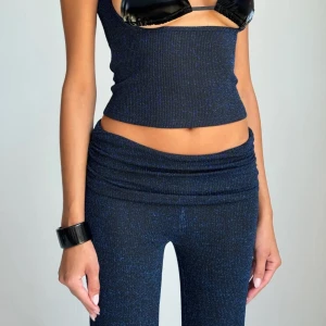 i.am.gia byxor 🖤 - jättefina yoga pants i glittrigt material (syns bäst på sista bilden). helt nya med tag, nypris $85. jag är 176 för referens 💙