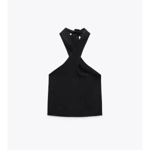 Zara topp  - Snygg svart halterneck topp med knytning i nacken. Perfekt för en stilren och elegant look. Passar bra till både jeans och kjol. Säljer pågrund av att den inte kommer till användning längre tyvärr, endas andvänd 3-4 gånger så den är i mycket bra skick med inga defekter!! Bara att skriva om ni vill ha några närbilder på toppen och pris kan även diskuteras vid snabb affär!!🌸🌸