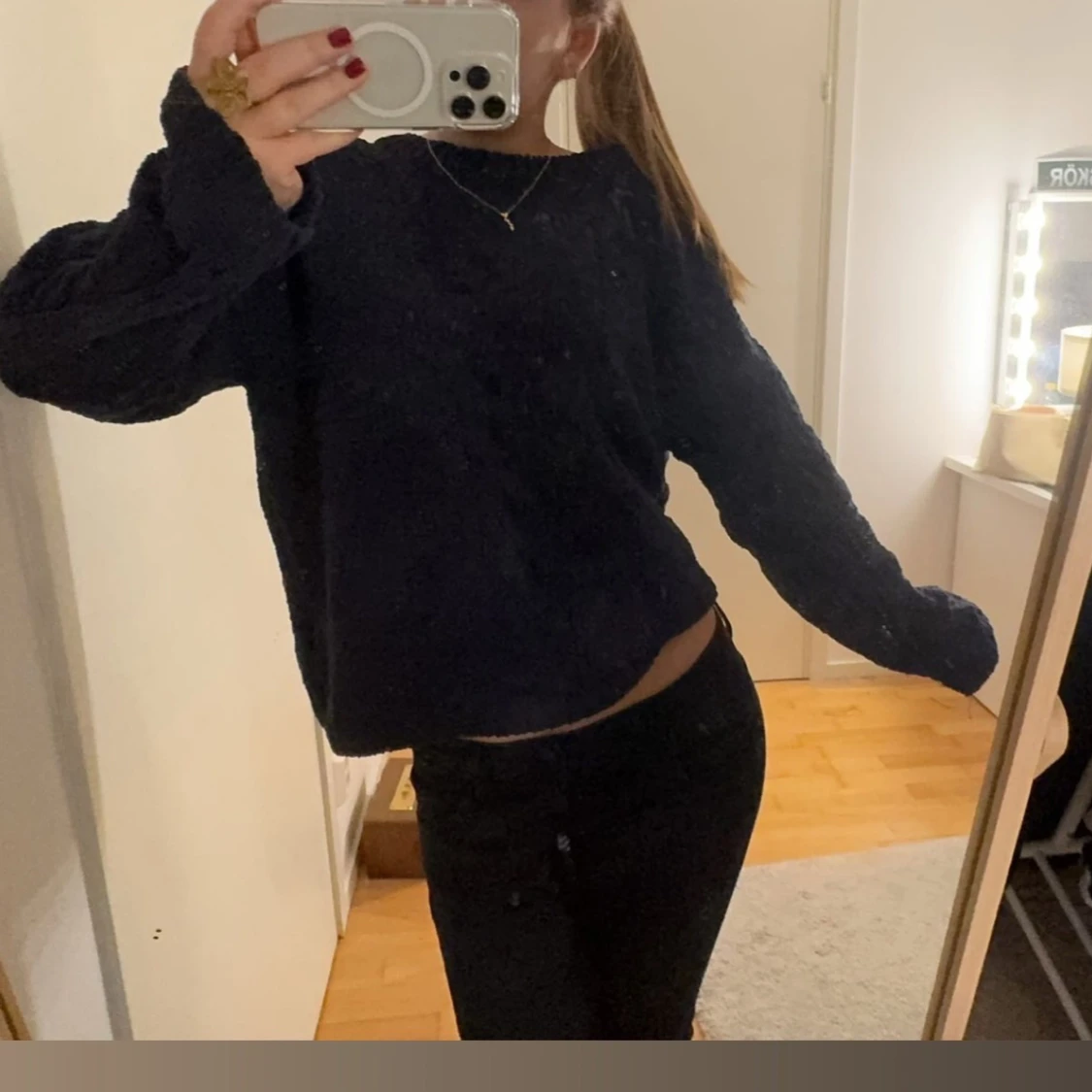 Mörkblå stickad tröja