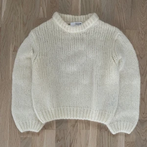 Mohair/ull tröja från Selected Femme - Stickad tröja från Selected Femme i modellen ”SLFSUANNE LS KNIT O-NECK B”. Använd fåtal gånger. Nypris: 1 399 kr