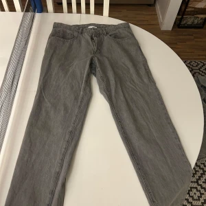 Grå byxor från Vailent - Säljer ett par Splitternya Jeans från Vailent! Köpte nya eftersom har haft de inann. Men dem är tyvärr för korta för mig! dem är i storlek L. Nypris 900kr. Jag säljer de för 500kr. Men vid snabb affär kan pris diskuteras! Hör av er vid funderingar!  