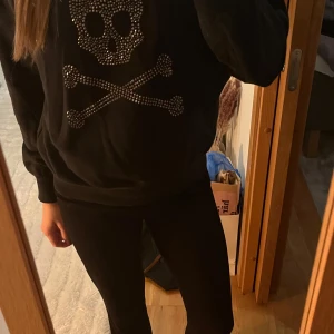 Svart sweatshirt med dödskallemotiv - Cool svart sweatshirt med ett stort dödskallemotiv i glittrande stenar på framsidan. Såå fin och unik tröja🩷