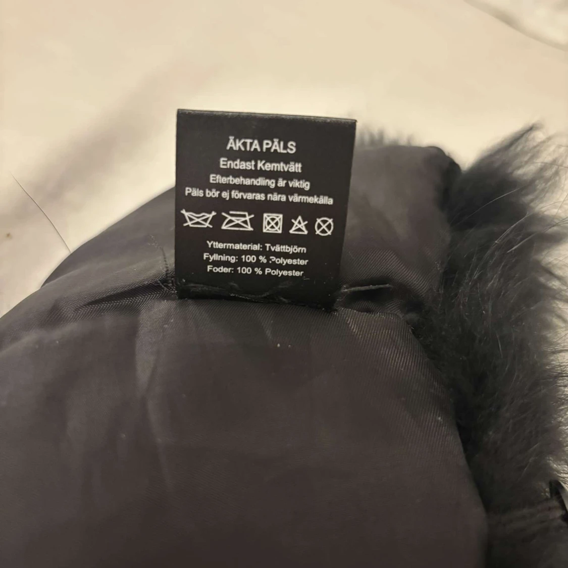 Svart pälsdetalj - 91