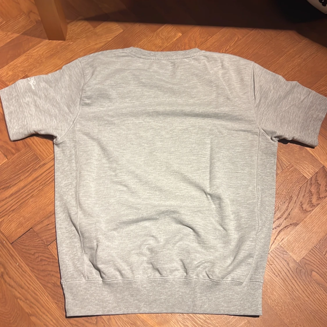 Tjock grå T-shirt  - 90