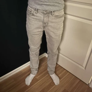 Hm jeans  - Ett par riktigt snygga hm jeans. Skick 8/10 defekter finns. Modellen är 178 cm och 62kg. Skriv vid minsta fundering! Mvh Lysekilsgarderoben.
