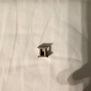 Silver berlock med stjärntecken pandora - Snygg silverfärgad berlock från pandora i form av tvillingarnas stjärntecken. Perfekt att fästa på ett armband för en personlig touch.