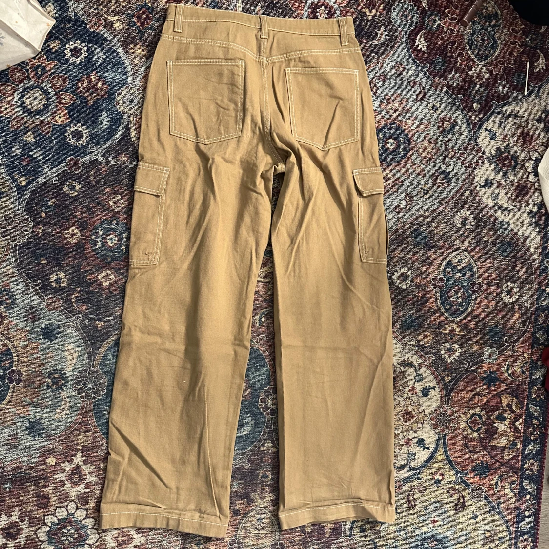 Beige cargobyxor från H&M Divided - 90
