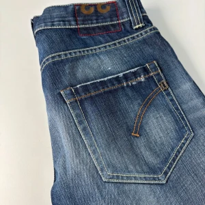 Dondup lucky jeans - Dondup Jeans, storlek 33, 8,5/10 skick lägg märke till defekt (visa sista bilden), pris 1199kr. Hör av dig vid frågor eller funderingar.